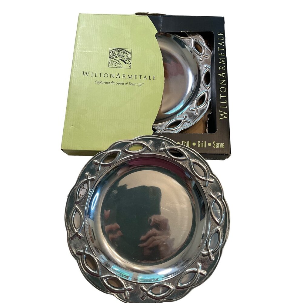 Wilton Armetale 12" Round Icthus Tray Cook and Serve in One Set of 2 Trays #3331